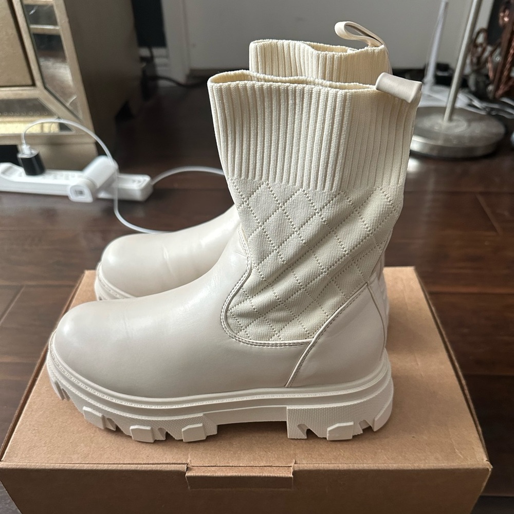UK 🇬🇧 5 size 7 the item is a truffle collection needed sock boots and cream